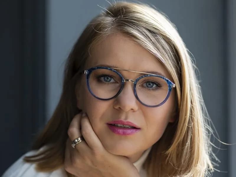 Stylizacje okularów: Jak wybrać idealne oprawki do twarzy