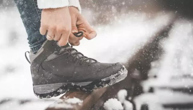 Ile luzu w butach zimowych, aby uniknąć bólu i zapewnić komfort?