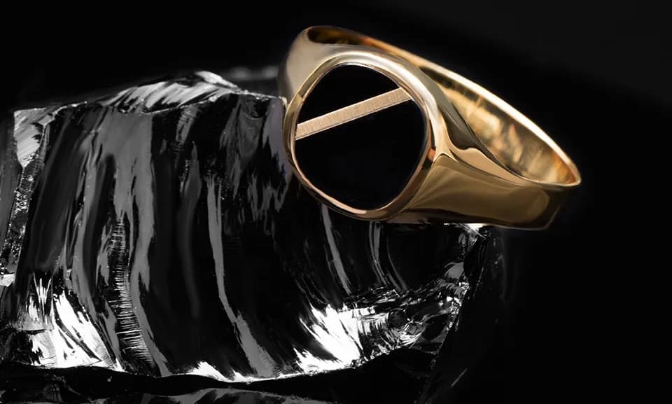 Czy sygnet jest modny? Odkryj trendy i stylizacje na teraz