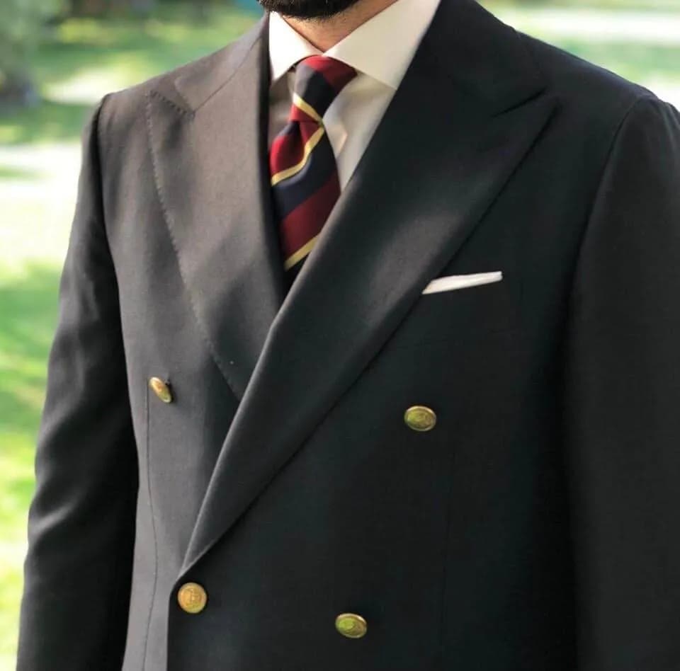 Modne krawaty wąskie czy szerokie - wybierz idealny styl dla siebie