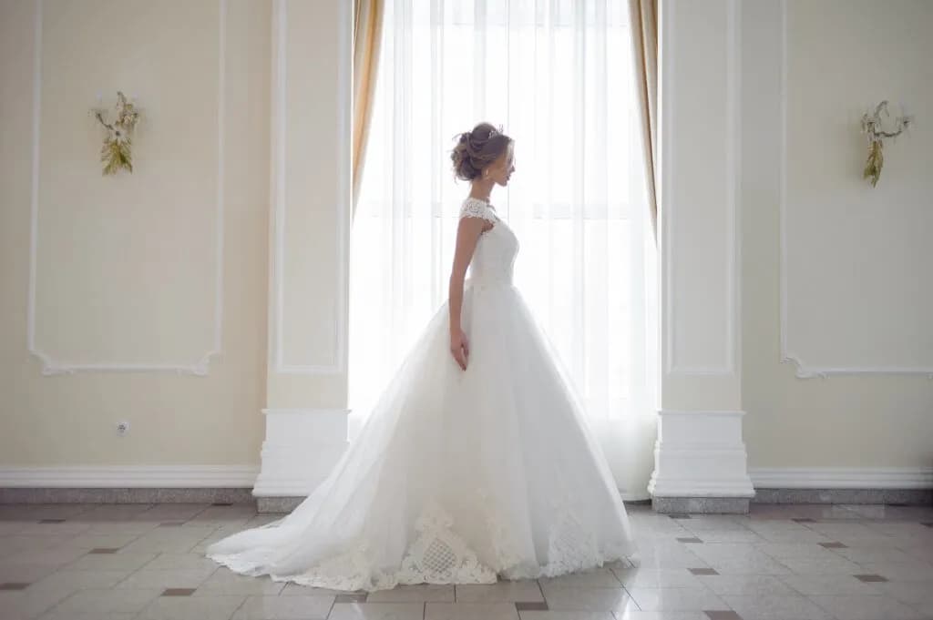 Idealna suknia ślubna dla niskiej dziewczyny - stylowe porady i triki