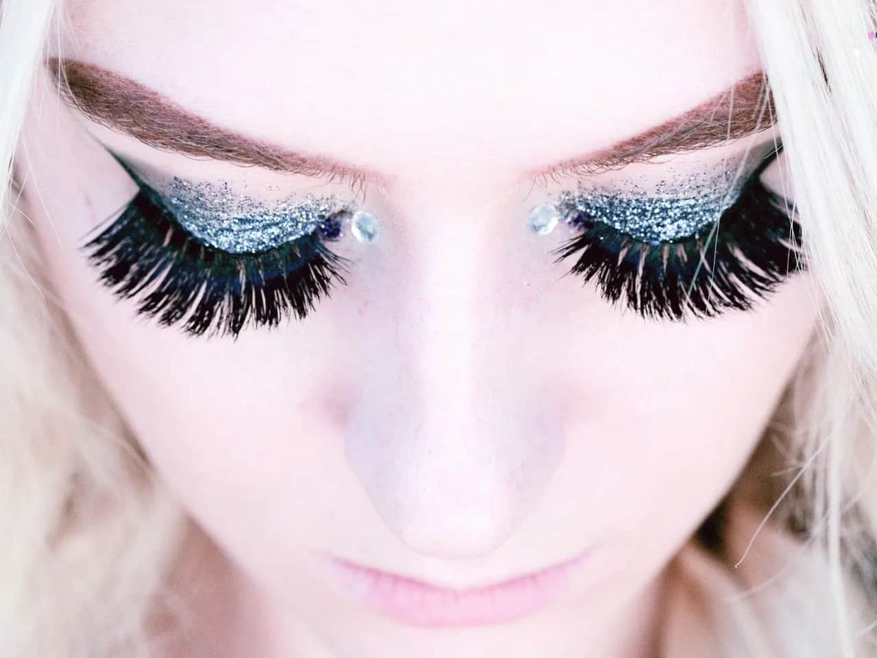 Najlepsze kleje do stylizacji rzęs: Wybierz idealny produkt dla siebie