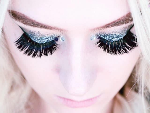 Najlepsze kleje do stylizacji rzęs: Wybierz idealny produkt dla siebie