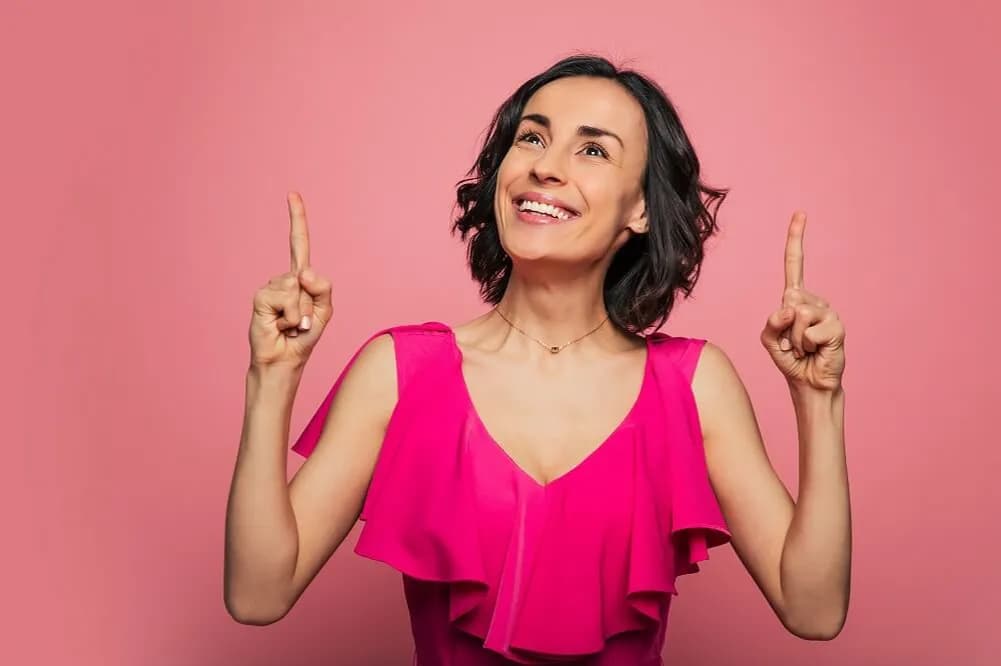 Jakie kolory butów do fuksjowej sukienki, by wyglądać olśniewająco?