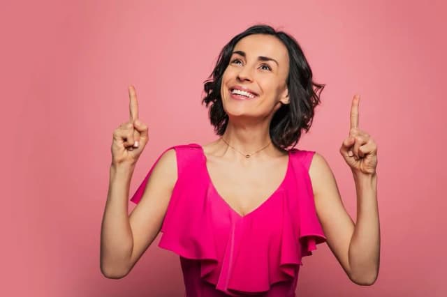 Jakie kolory butów do fuksjowej sukienki, by wyglądać olśniewająco?