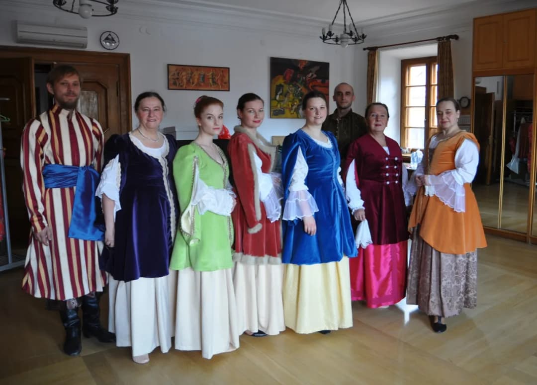 Jak uszyć suknię średniowieczną - krok po kroku do idealnego efektu