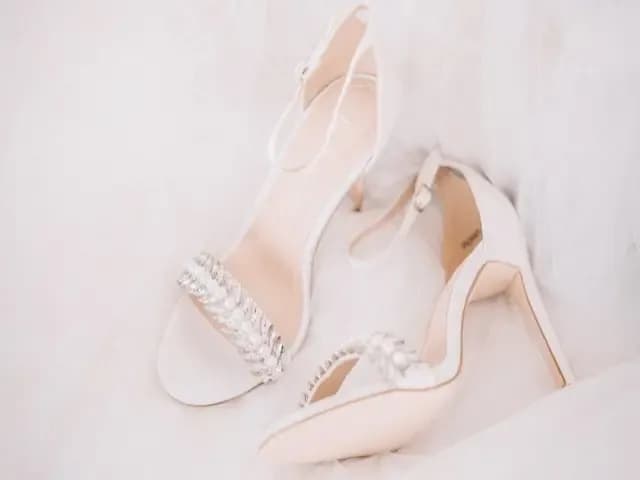 Jakie kolory butów do sukni ślubnej ecru, aby wyglądać olśniewająco?