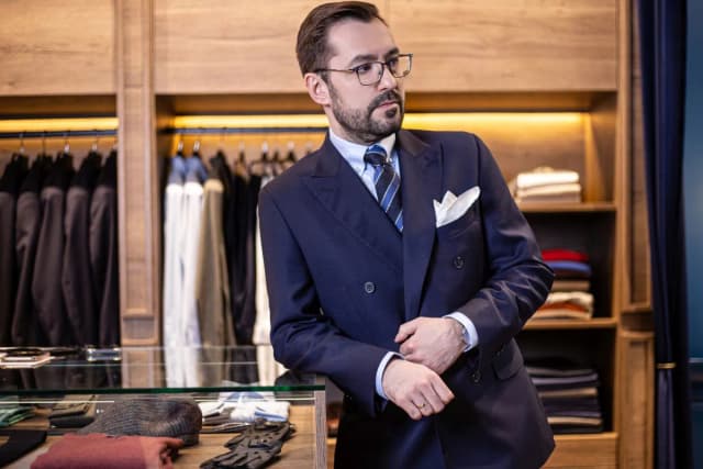 Eleganckie garnitury dla każdego: jak wybrać idealny model?