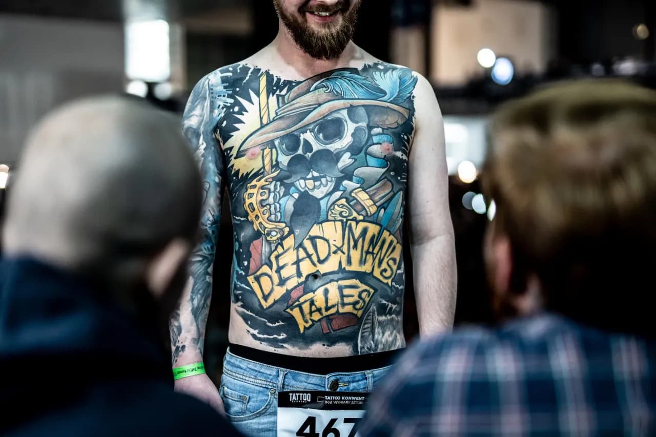 Czy tatuaże są modne? Odkryj trendy i ich społeczną akceptację