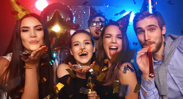 Stylizacja na 18stkę: jak wyglądać olśniewająco na swojej imprezie