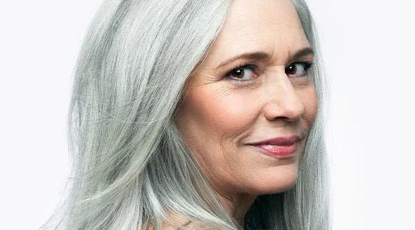 Czy siwe włosy są modne? Odkryj, dlaczego warto je nosić