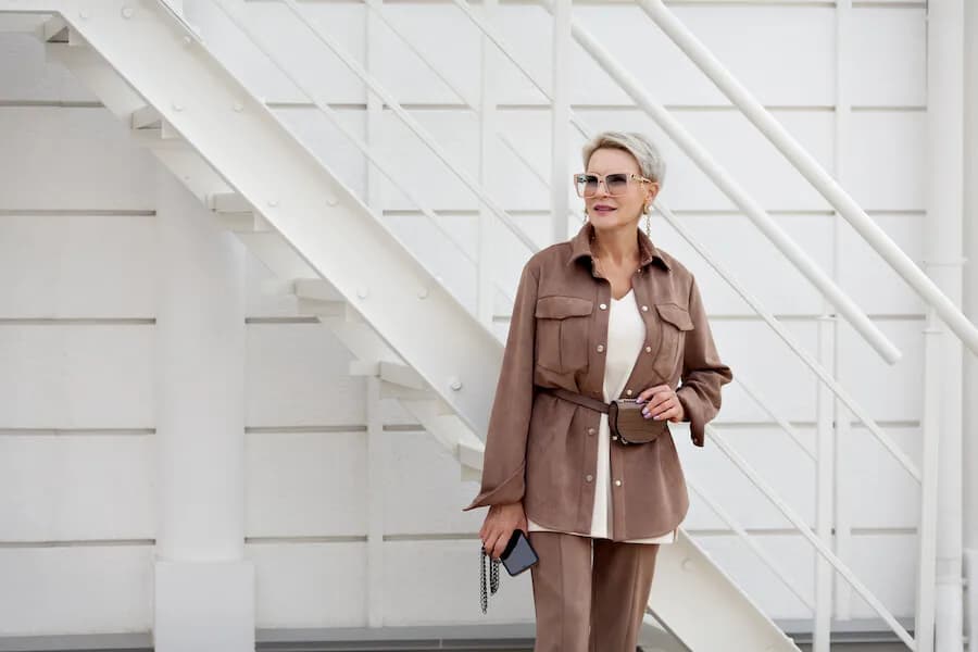 Jak się ubierać modnie po 50, aby wyglądać młodziej i stylowo